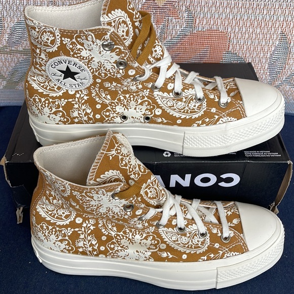 Converse WMNS 572541C
CTAS LIFT HI
WHEAT/EGRET/BLACK SNEAKERS - PLATFORMS - Picture 2 of 16